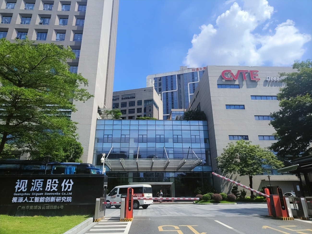 英雄联盟投注-广州队训练开放日，冲刺阶段造点机会引欢呼，荷甲在即，细节决定成败的简单介绍